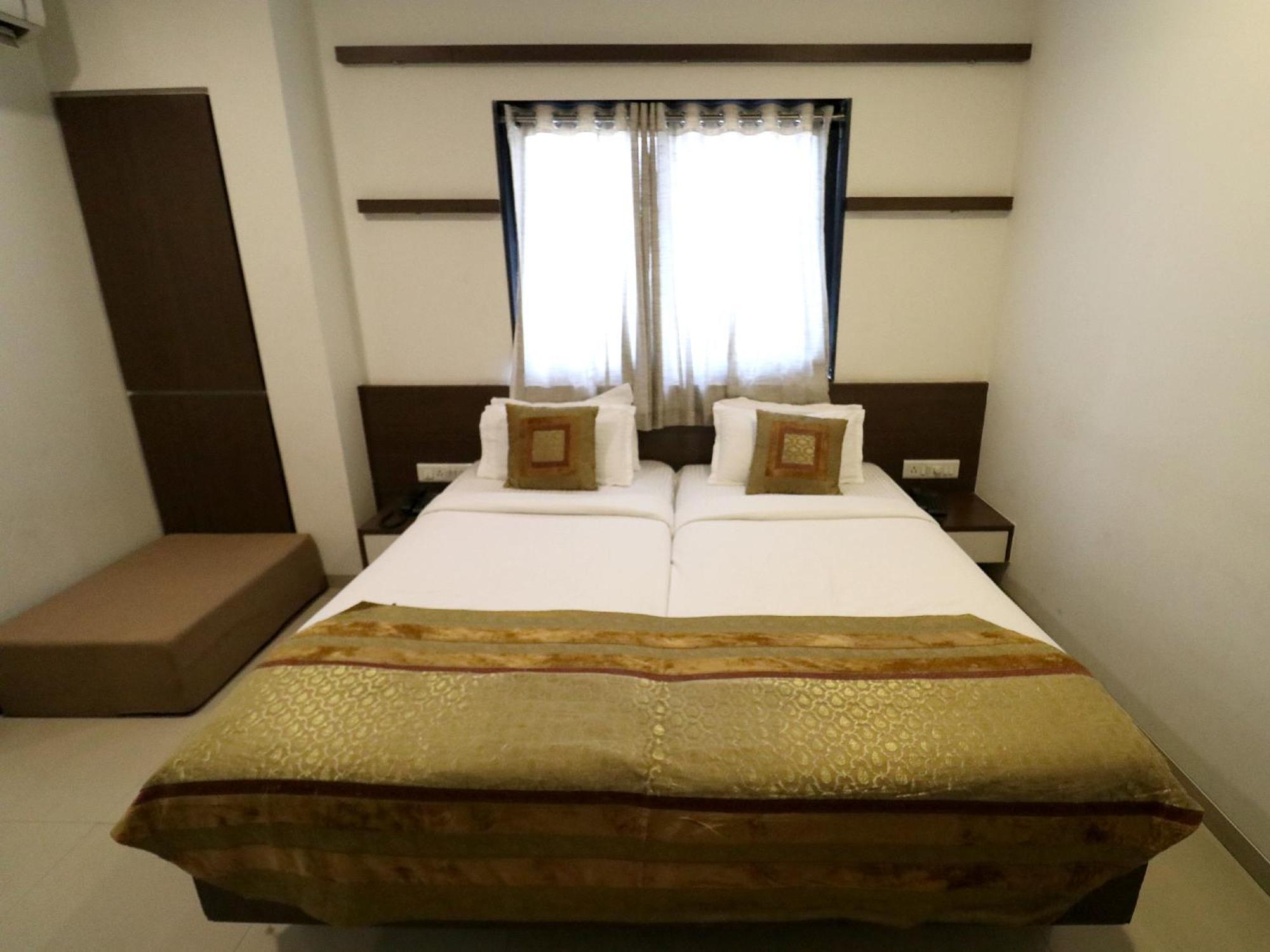 Hotel Girnar Аурангабад Екстер'єр фото